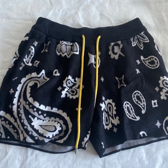 MNML Other - Mnml black Paisley shorts